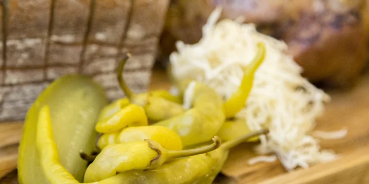 Jedno nebo dvě 900g vepřová kolena sous-vide s křenem i chlebem
