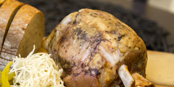 Jedno nebo dvě 900g vepřová kolena sous-vide s křenem i chlebem