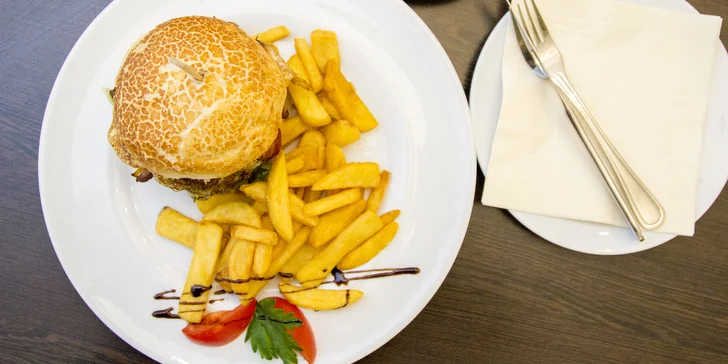 Burgery pro 1 či 2 osoby v zámecké restauraci: trhané vepřové maso a steakové hranolky