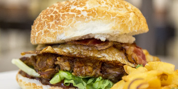 Burgery pro 1 či 2 osoby v zámecké restauraci: trhané vepřové maso a steakové hranolky