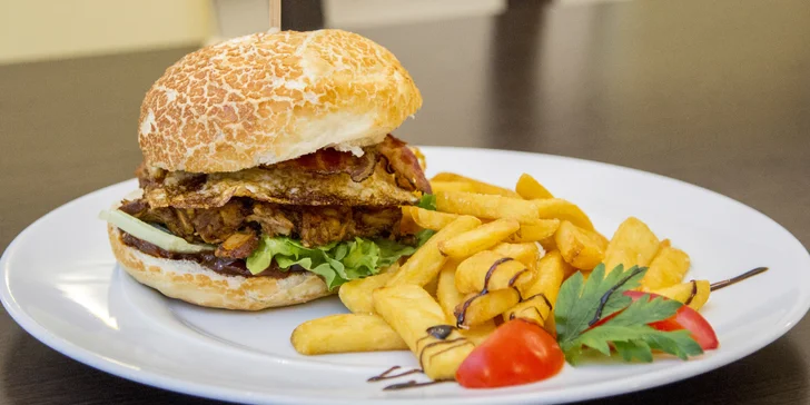 Burgery pro 1 či 2 osoby v zámecké restauraci: trhané vepřové maso a steakové hranolky