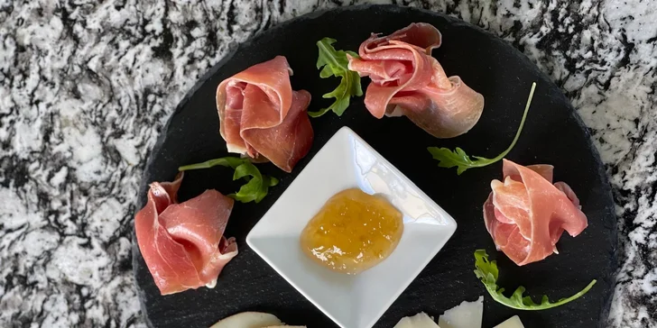 Variace italských sýrů se sklenkou nebo lahví prosecca v Caffe Lobzy