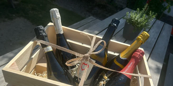 Variace italských sýrů se sklenkou nebo lahví prosecca v Caffe Lobzy