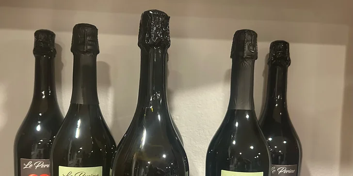 Variace italských sýrů se sklenkou nebo lahví prosecca v Caffe Lobzy