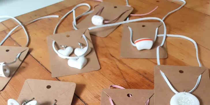 Kurz tvoření z porcelánu pro 1 nebo 2 osoby: šperky, svícny i aromalampy vč. glazování