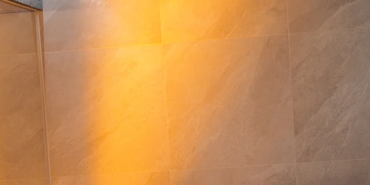 Elegantní privátní wellness pro dva na 2-3 hodiny: vířivka, sauna i lahev prosecca