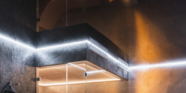 Elegantní privátní wellness pro dva na 2-3 hodiny: vířivka, sauna i lahev prosecca