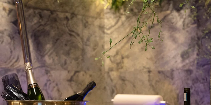 Elegantní privátní wellness pro dva na 2-3 hodiny: vířivka, sauna i lahev prosecca