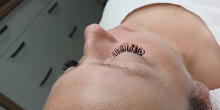 Kukadla jako filmová hvězda: laminace obočí i prodloužení řas metodou řasa na řasu