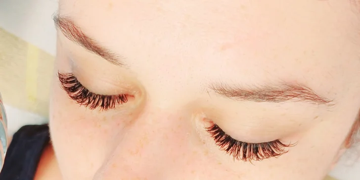 Kukadla jako filmová hvězda: laminace obočí i prodloužení řas metodou řasa na řasu