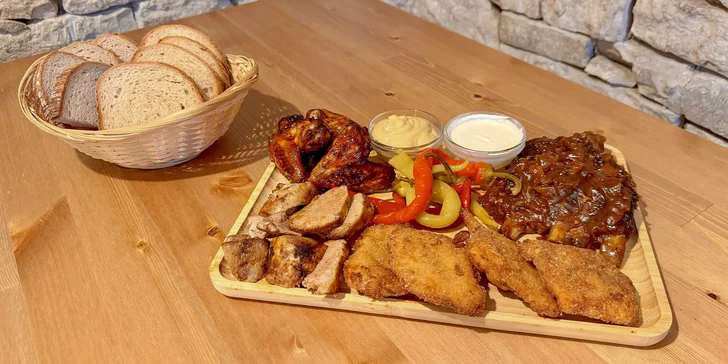 Masové prkno nebo třípatrová masová věž pro 2–4 osoby: nálož masa i hermelín nebo beraní rohy