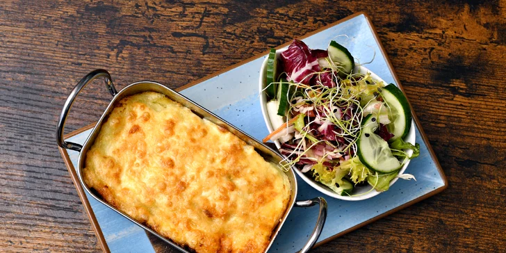 Pravá chuť Argentiny: Pastel de Papas či argentinský choripán a sklenka i lahev vína