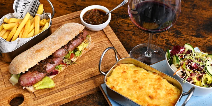 Pravá chuť Argentiny: Pastel de Papas či argentinský choripán a sklenka i lahev vína