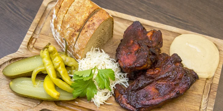 Půl kila žeber sous-vide s křenem i česnekovým chlebem pro 1 nebo 2 osoby