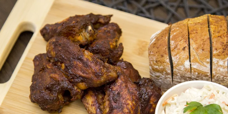 400 nebo 800 g BBQ kuřecích křídel, salát coleslaw a česnekový chléb