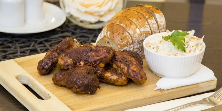 400 nebo 800 g BBQ kuřecích křídel, salát coleslaw a česnekový chléb