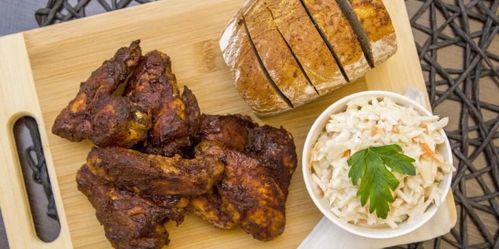 400 nebo 800 g BBQ kuřecích křídel, salát coleslaw a česnekový chléb