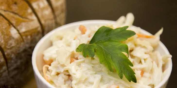 400 nebo 800 g BBQ kuřecích křídel, salát coleslaw a česnekový chléb