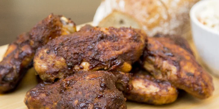 400 nebo 800 g BBQ kuřecích křídel, salát coleslaw a česnekový chléb