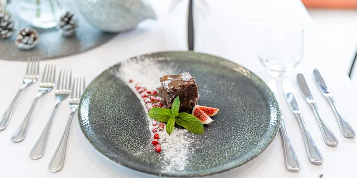 Degustační menu Festival chutí pro 2 osoby: vitello tonnato, panenka, steak i dezert