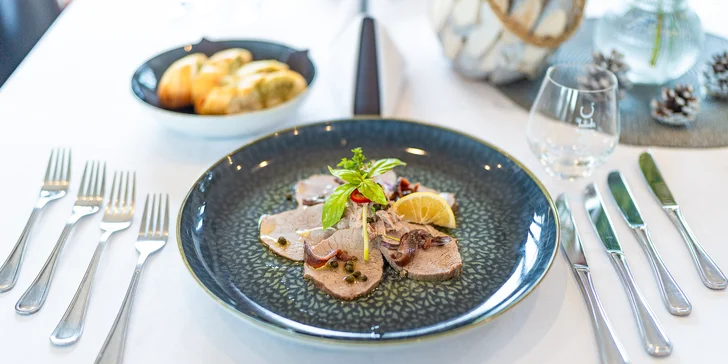 Degustační menu Festival chutí pro 2 osoby: vitello tonnato, panenka, steak i dezert