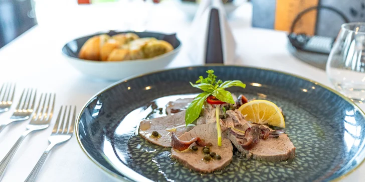 Degustační menu Festival chutí pro 2 osoby: vitello tonnato, panenka, steak i dezert