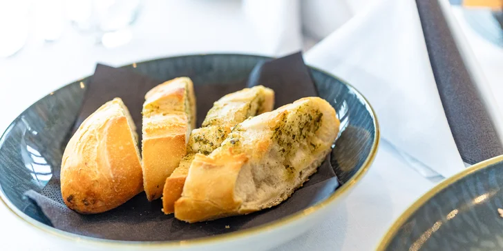 Degustační menu Festival chutí pro 2 osoby: vitello tonnato, panenka, steak i dezert