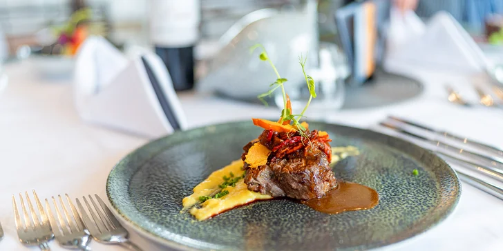 Degustační menu Festival chutí pro 2 osoby: vitello tonnato, panenka, steak i dezert