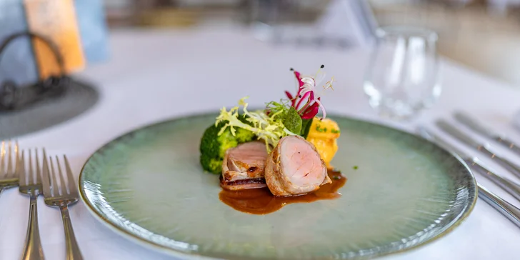 Degustační menu Festival chutí pro 2 osoby: vitello tonnato, panenka, steak i dezert