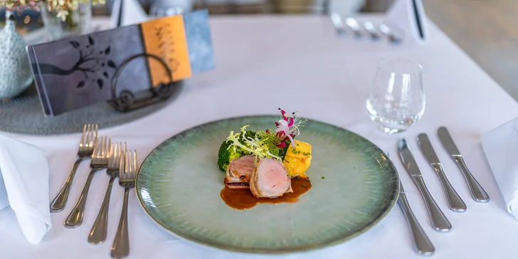 Degustační menu Festival chutí pro 2 osoby: vitello tonnato, panenka, steak i dezert