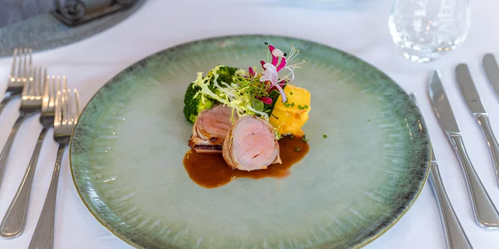 Degustační menu Festival chutí pro 2 osoby: vitello tonnato, panenka, steak i dezert