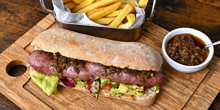 Pravá chuť Argentiny: Pastel de Papas či argentinský choripán a sklenka i lahev vína