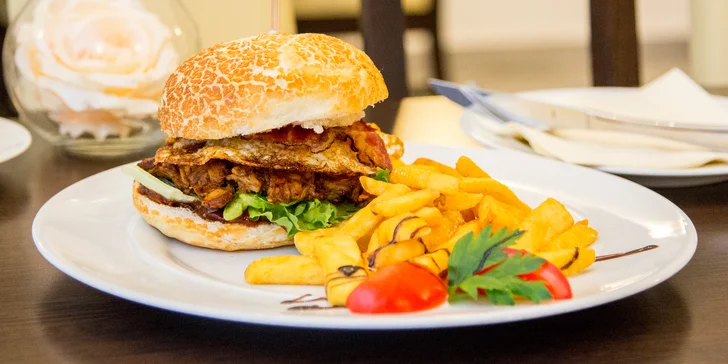 Burgery pro 1 či 2 osoby v zámecké restauraci: trhané vepřové maso a steakové hranolky