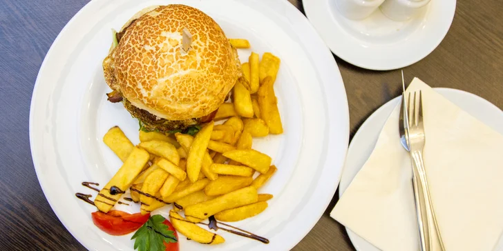 Burgery pro 1 či 2 osoby v zámecké restauraci: trhané vepřové maso a steakové hranolky