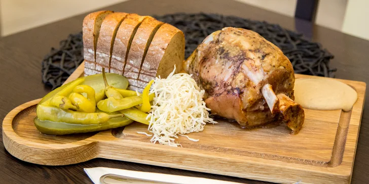 Jedno nebo dvě 900g vepřová kolena sous-vide s křenem i chlebem