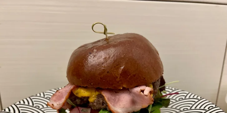 200g hovězí burger dle výběru: klasický, cheeseburger, BBQ, jalapeños i piri piri