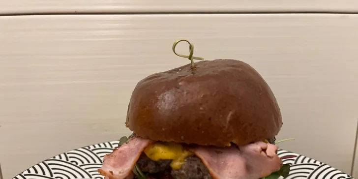 200g hovězí burger dle výběru: klasický, cheeseburger, BBQ, jalapeños i piri piri