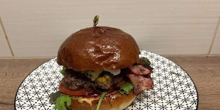 200g hovězí burger dle výběru: klasický, cheeseburger, BBQ, jalapeños i piri piri
