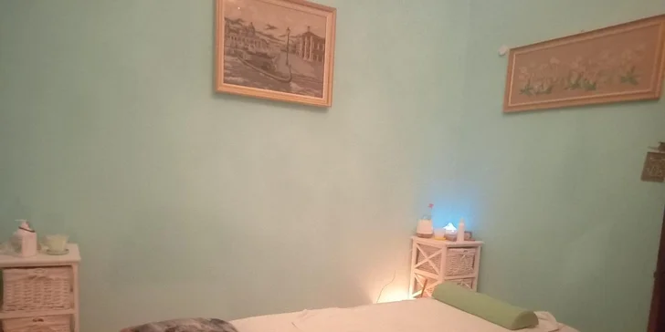 Uvolňující masáže v centru Varů: kalifornská i ajurvédská