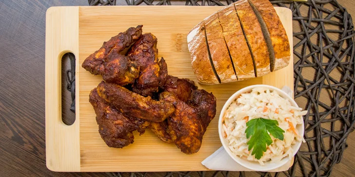400 nebo 800 g BBQ kuřecích křídel, salát coleslaw a česnekový chléb