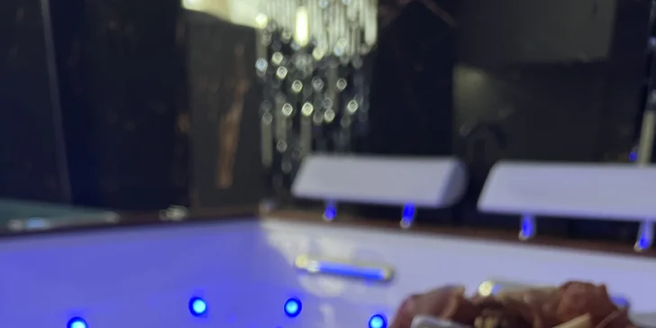 Privátní VIP wellness na 2-5 hodin: hydromasážní vana, sauna, občerstvení, víno i sushi set