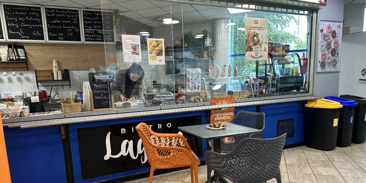 Máslový či plněný croissant, minipalačinky i horká čokoláda, káva či limonáda