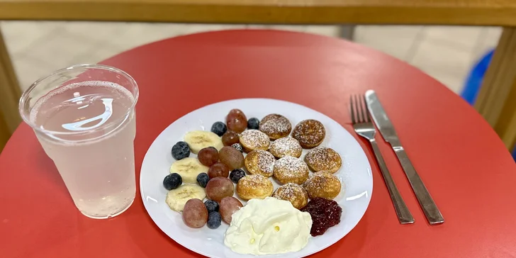 Máslový či plněný croissant, minipalačinky i horká čokoláda, káva či limonáda