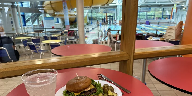 Hovězí hamburger, americké brambory či salát i limonáda dle výběru