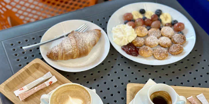 Máslový či plněný croissant, minipalačinky i horká čokoláda, káva či limonáda