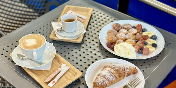 Máslový či plněný croissant, minipalačinky i horká čokoláda, káva či limonáda