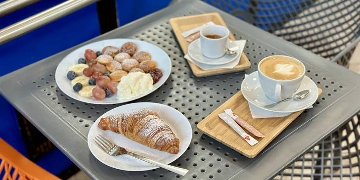 Máslový či plněný croissant, minipalačinky i horká čokoláda, káva či limonáda