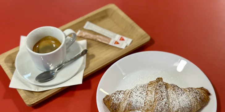 Máslový či plněný croissant, minipalačinky i horká čokoláda, káva či limonáda