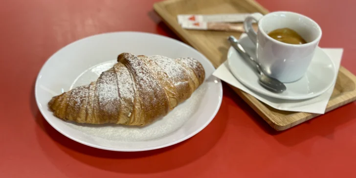 Máslový či plněný croissant, minipalačinky i horká čokoláda, káva či limonáda