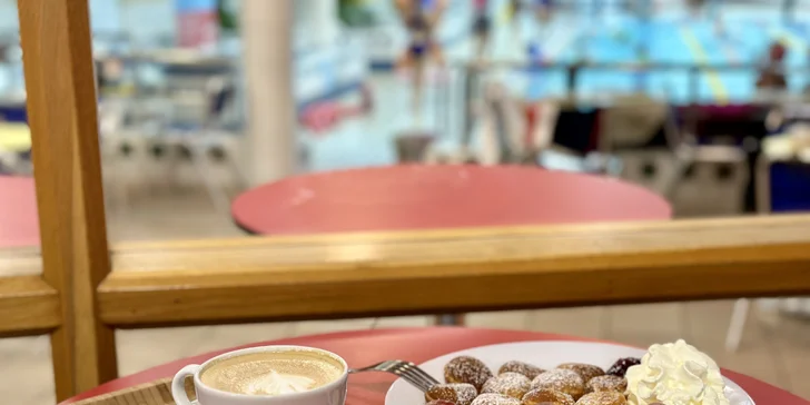 Máslový či plněný croissant, minipalačinky i horká čokoláda, káva či limonáda